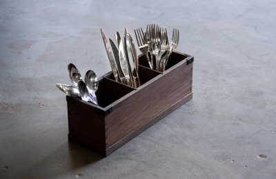 Bestickbox med tre fack brun med metallhörn 10-15 bestick