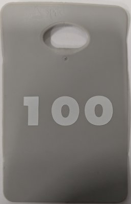 Grå numrerad garderobsbricka med vita siffror