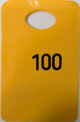 Gul numrerad garderobsbricka med svarta siffror